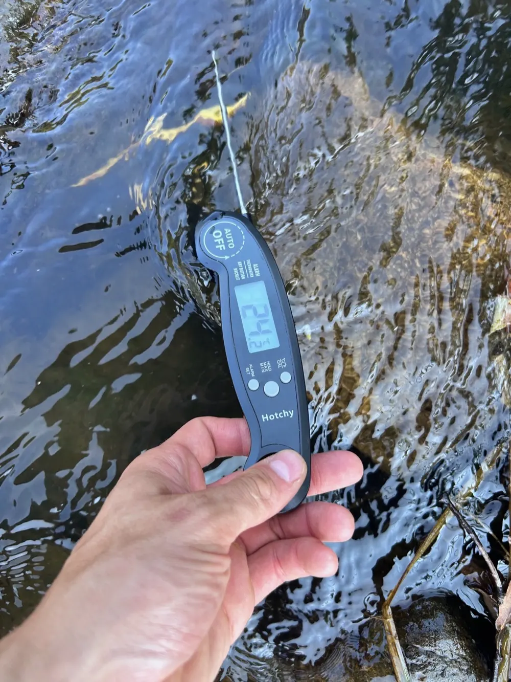 Handthermometer im Kamp mit sehr hoher Wassertemperatur